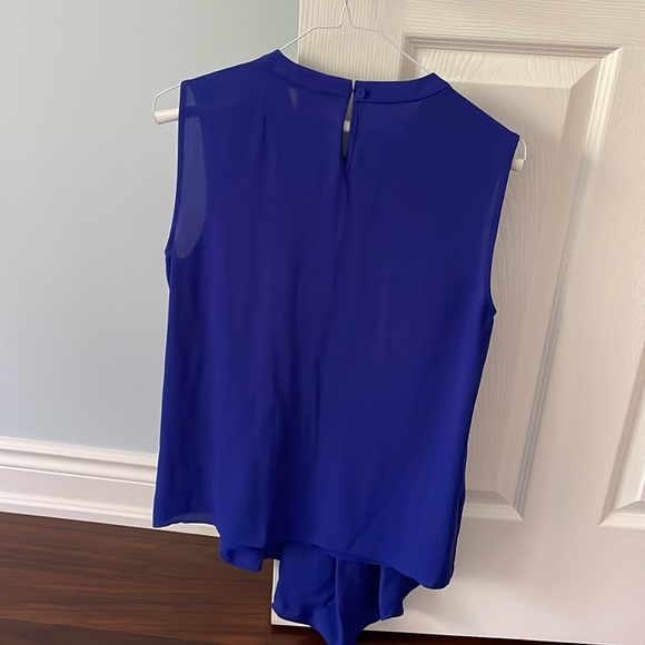 Pure silk BCBG Max Azaria sleeveless statement blouse with draped hem - Picture 3 of 3